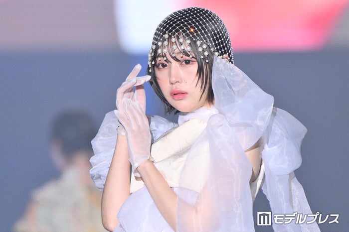 静岡出身・なえなの、ミニ丈から美脚のぞく ヘッドドレスで上品な装い【TGCしずおか2025】