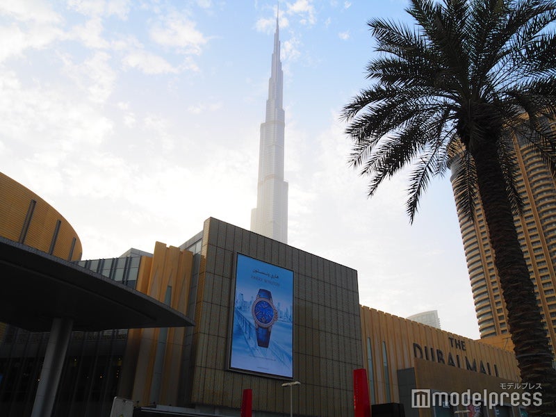 ドバイモールの後ろには高くそびえ立つバージュ・カリファが（C）モデルプレス