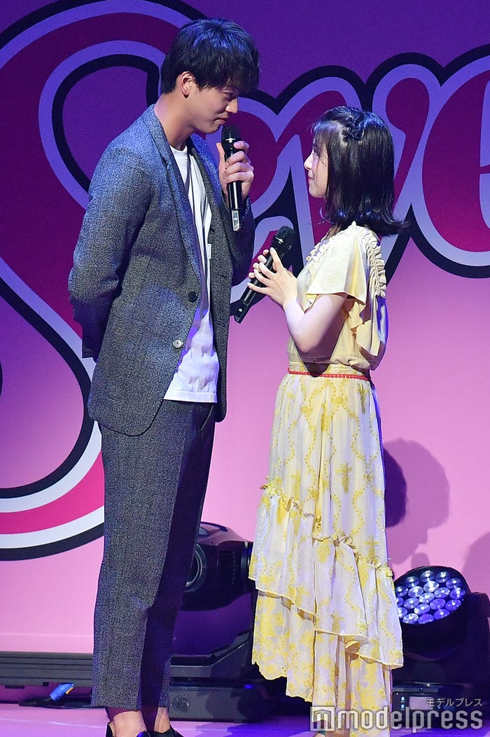 竹内涼真、浜辺美波(C)モデルプレス