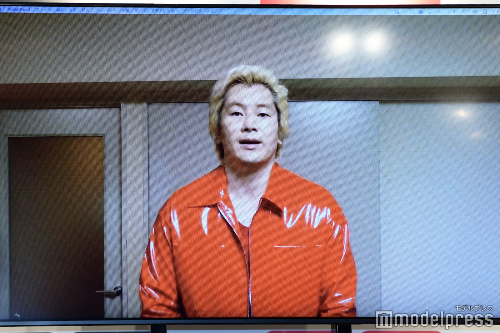 祝福メッセージを送るカズレーザー（C）モデルプレス