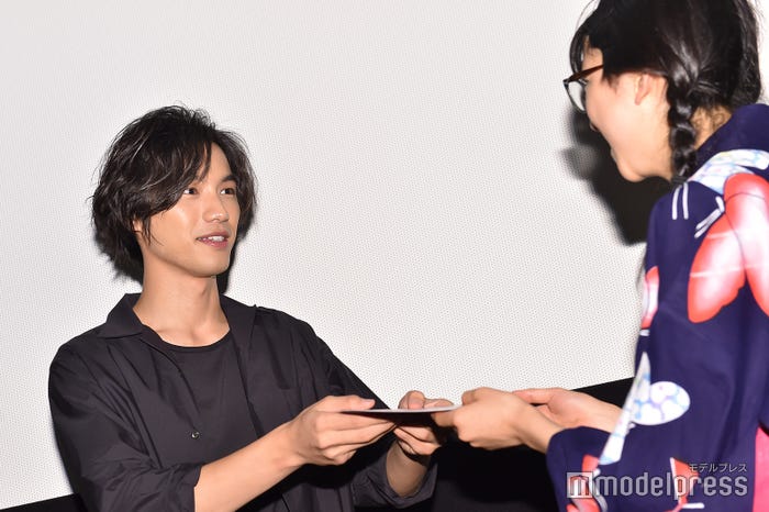 女子高生一人ひとりにうちわを手渡し(C)モデルプレス