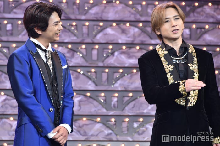 timelesz新メンバーオーディションに参加しようとした堂本光一(右)「意外と赤い薔薇似合うぜ?」、なだめる佐藤勝利(左)(C)モデルプレス