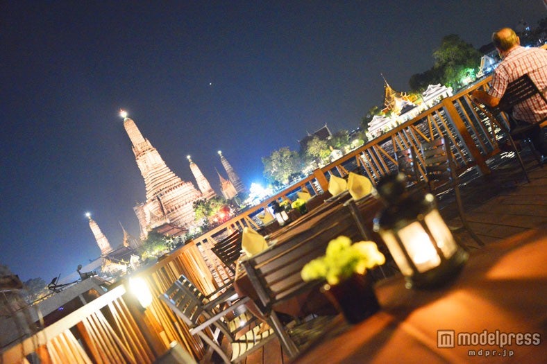 ロマンチックすぎる！夜景の中のリバーサイドバーでうっとり酔いしれる