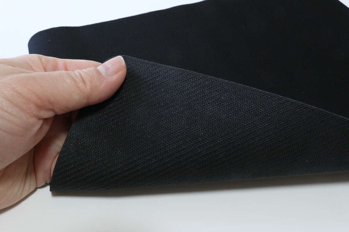 ダイソーのゲーミングマウスパッドの裏面の滑り止めのゴム
