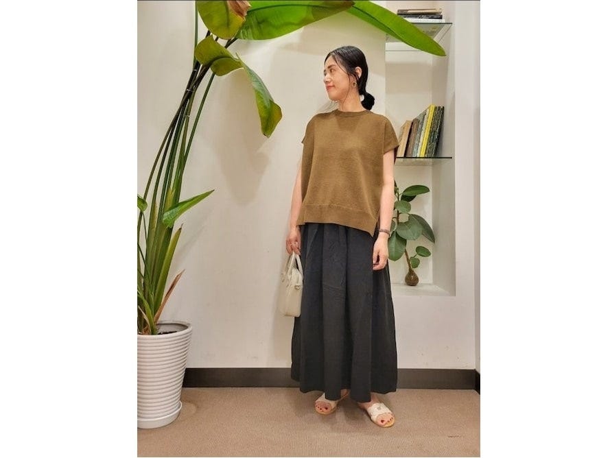 【OKコーデ】気温が高くても着られるドライタッチの薄手ニットプルオーバーは便利　出典：WEAR