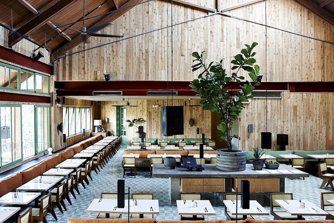 「bills」ハワイ店に「MAISON KITSUNE」ストア誕生、限定トートやTシャツ展開