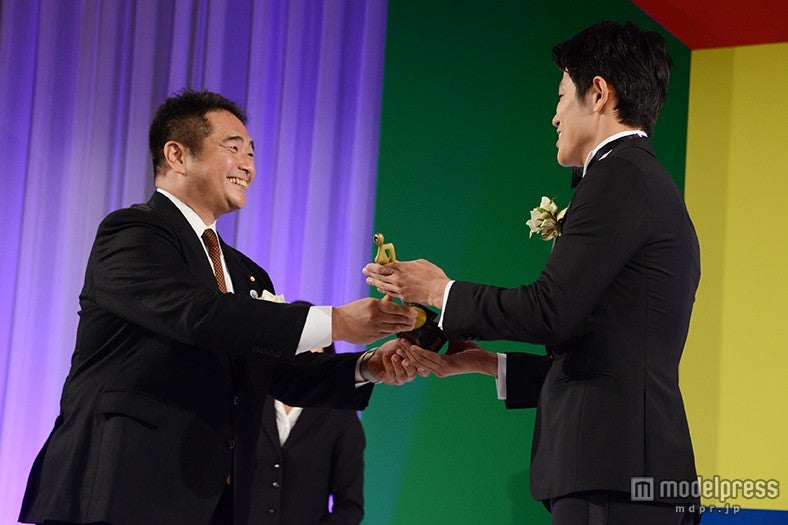 鈴木亮平（右）