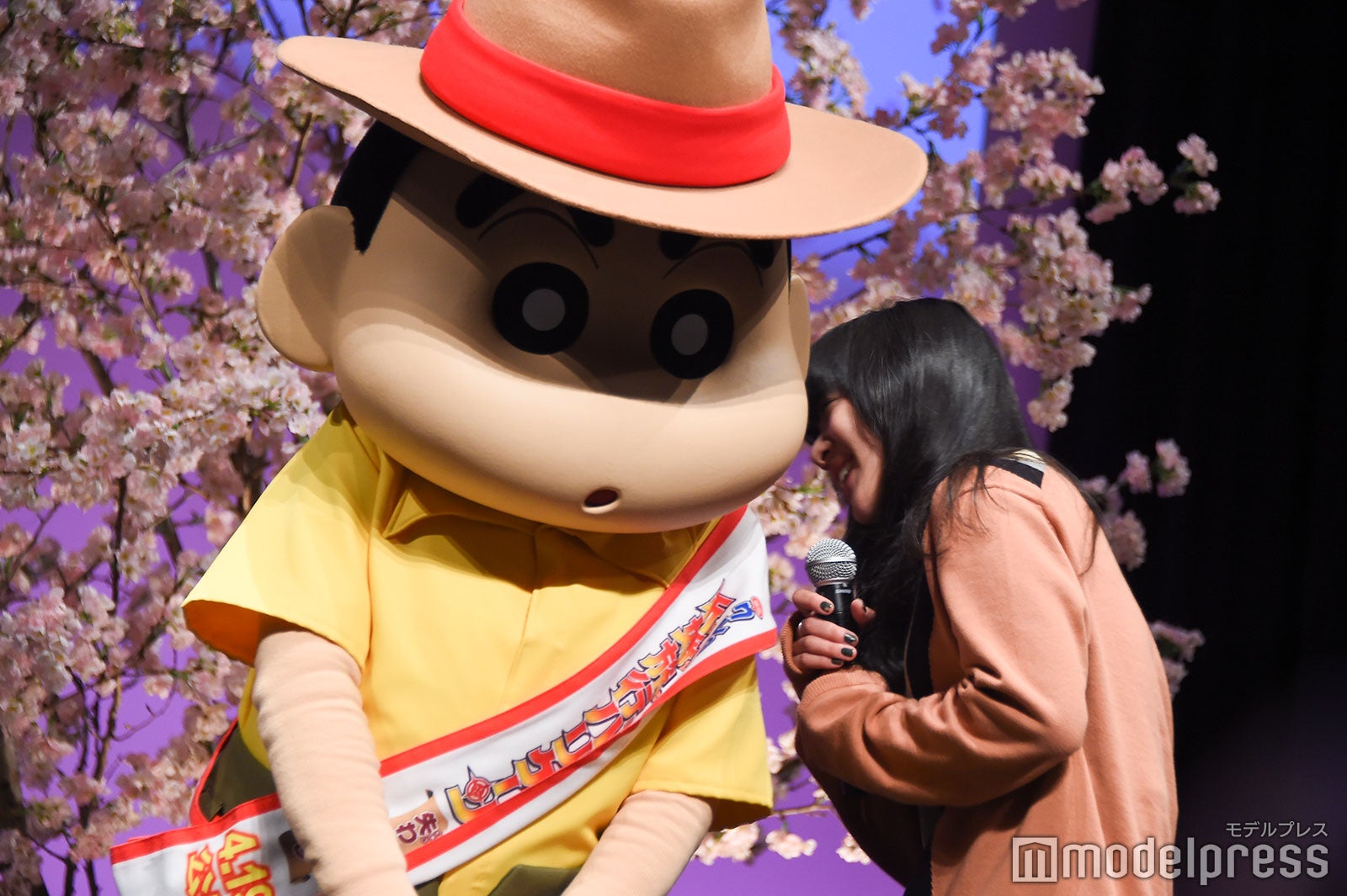 しんちゃんに接近されるあいみょん（C）モデルプレス