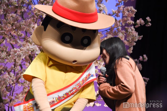 しんちゃんに接近されるあいみょん(C)モデルプレス