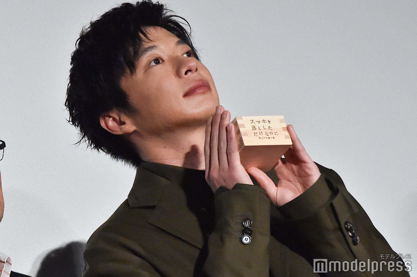 盃をふりふりする田中圭 （C）モデルプレス