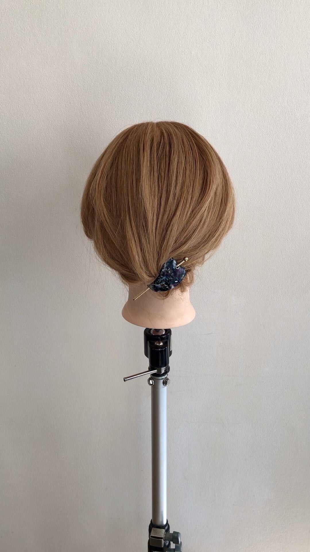 ショートボブでもきれいにまとまる ゴムとアメピンで簡単 大人可愛いまとめ髪アレンジ モデルプレス ショートボブでもきれいにまとまる ゴムとアメピンで簡単 大人可愛いまとめ髪アレンジ モデルプレス
