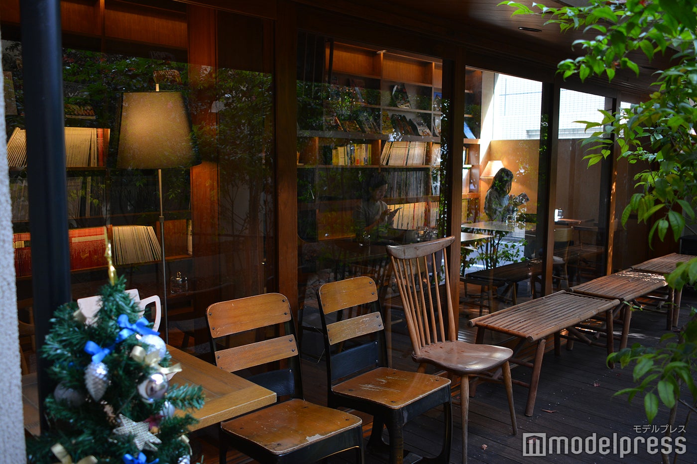 1階はひとり利用しやすいブックカフェのような雰囲気（C）モデルプレス