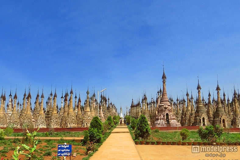 人里離れた山奥に突如現れる仏塔群