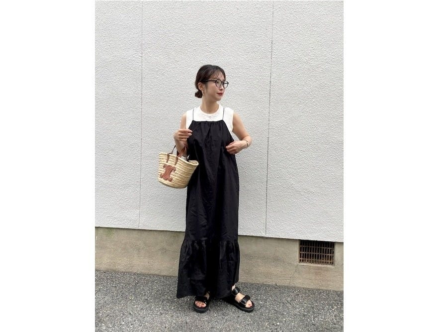 肩ひもの細いキャミソールワンピースは重ね着のアレンジもしやすい　出典：WEAR