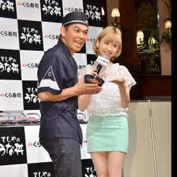 岡田圭右(左)、水沢アリー(右)