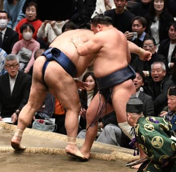 大混戦初場所V争い 2敗で安青錦、阿炎、熱海富士の3人に 霧島が大の里に敗れ3敗に後退 豊昇龍は3敗死守 高安を土俵際とったり逆転で下す