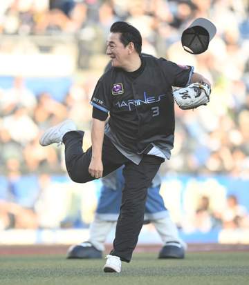 ピエール瀧が始球式でノーバン投球 帽子を飛ばして外角低めにズバリ