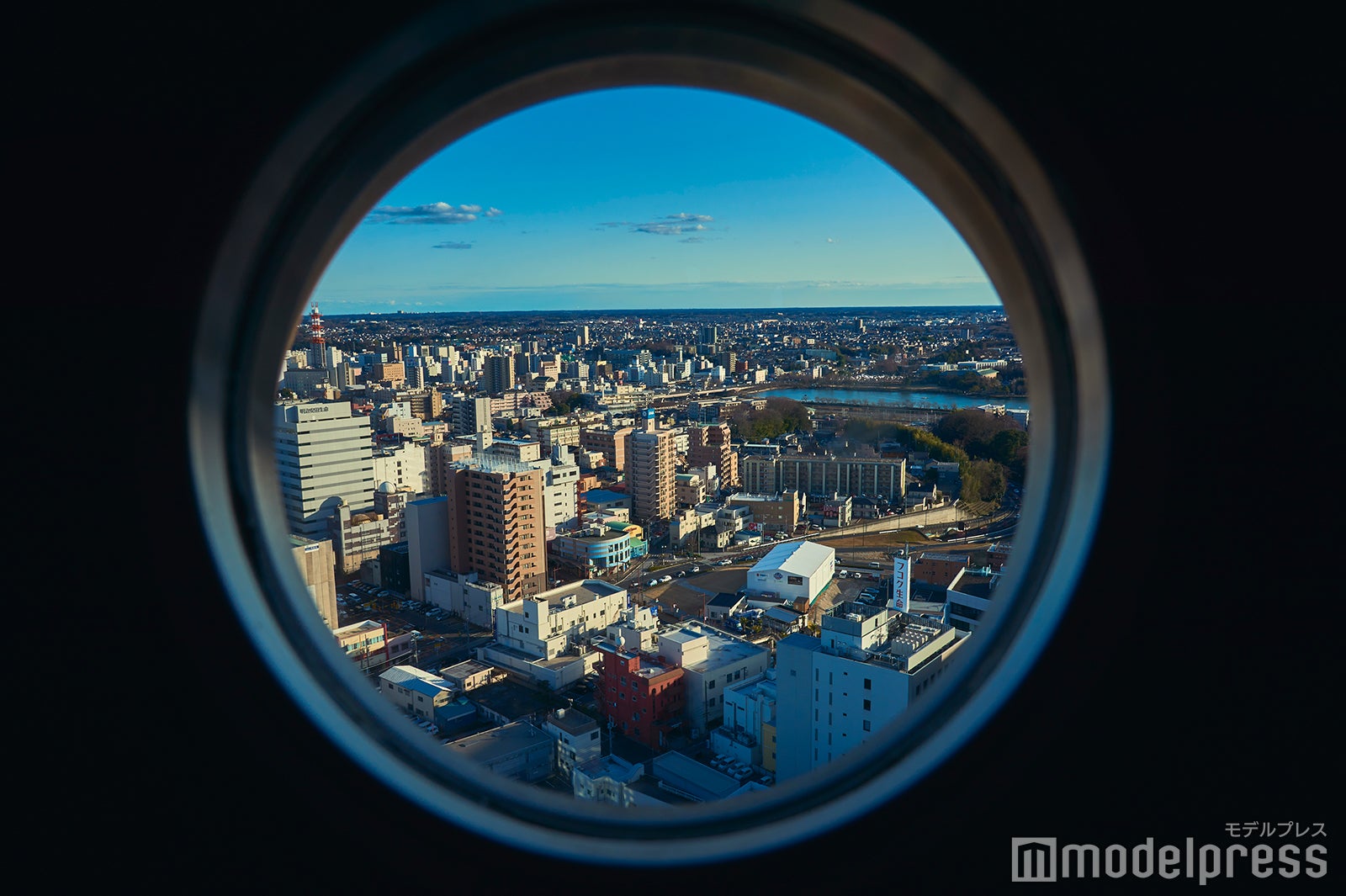 小さな窓から水戸の街を一望 （C）モデルプレス