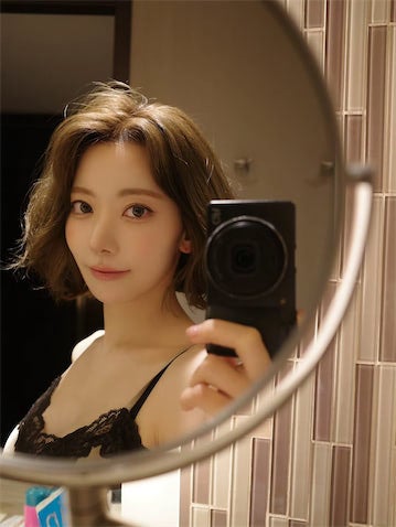LE SSERAFIM 宮脇咲良、キャミソール姿の鏡越しショットに「今日も美しい」世界中から反響