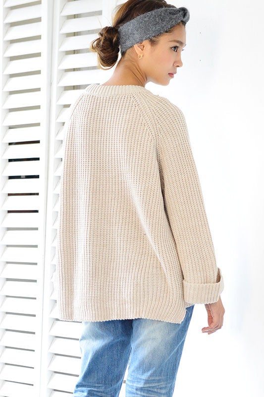ゆったりルーズなベルスリーブニット「coca」3,490円（税込）／画像提供：coca