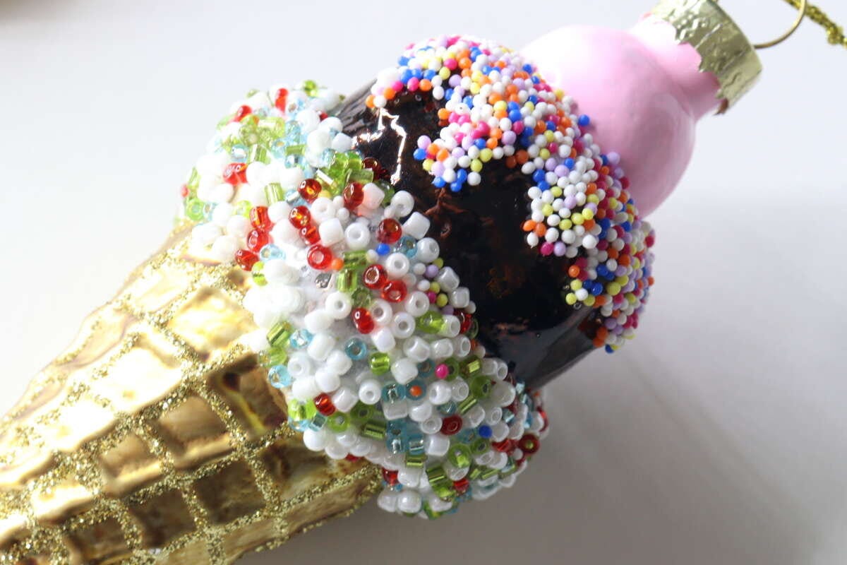 アイスクリームのオーナメントにトッピングされた細かいビーズと砂糖菓子の装飾の接写 アイスクリームのオーナメントにトッピングされた細かいビーズと砂糖菓子の装飾の接写