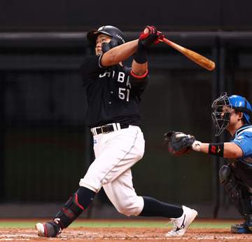 ロッテ・山口が勝ち越しの30号ソロ 1試合2発で大台到達 球団日本人選手では落合博満以来40年ぶりの快挙