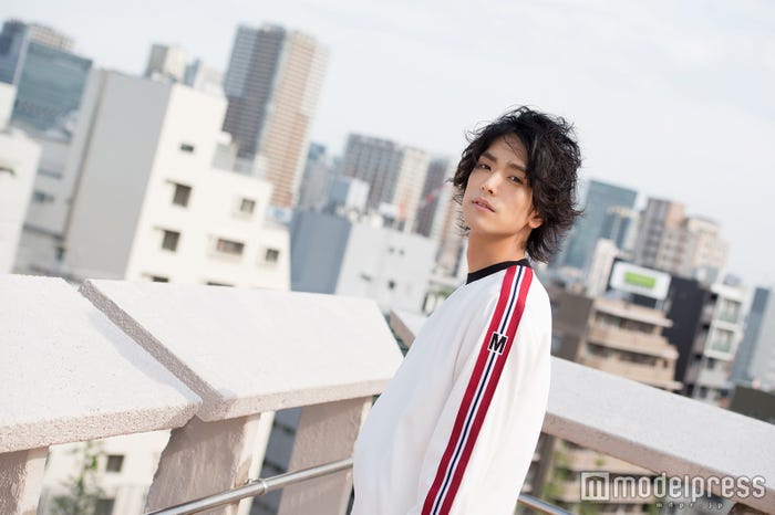 黒羽麻璃央(C)モデルプレス