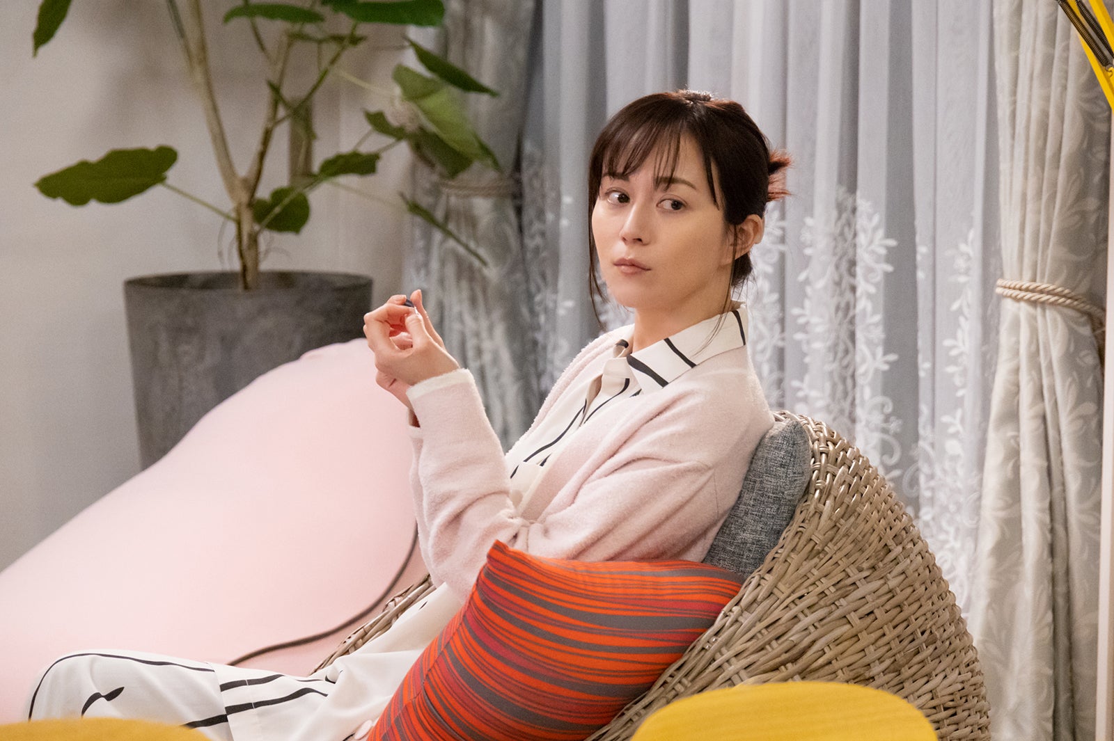 比嘉愛未「ケイジとケンジ、時々ハンジ。」第1話より（C）テレビ朝日