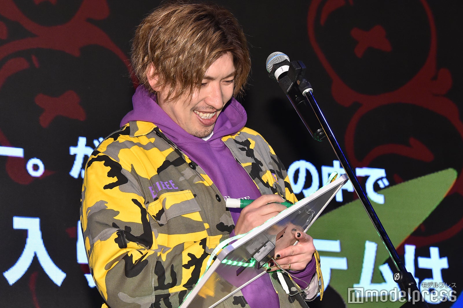 一生懸命フリップに書くりんたろー。（C）モデルプレス