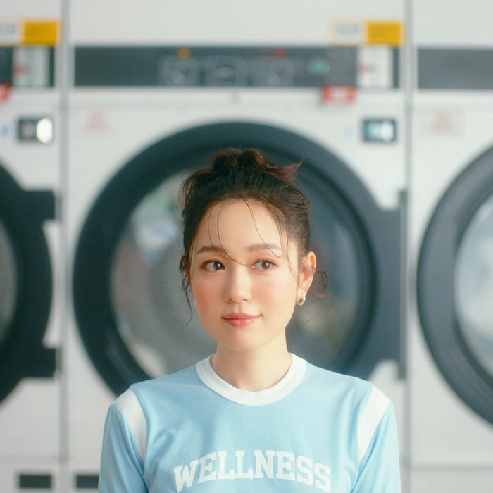 西野カナ、テニスユニフォーム×ポニテ姿披露 “恋のストーリーテラー”爽やかに演じるMV公開【また君に恋をする】