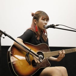 the peggies・北澤ゆうほ、出演する映画「脱脱脱脱17」舞台挨拶で弾き語り披露