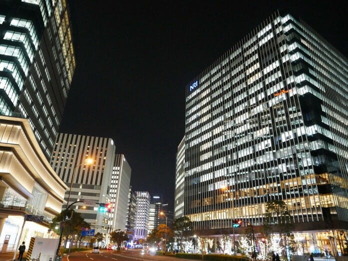 新高島エリアのオフィスビルも多数参加(2021年12月24日撮影)