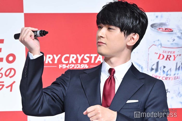 ペンの太さを確認する吉沢亮(C)モデルプレス