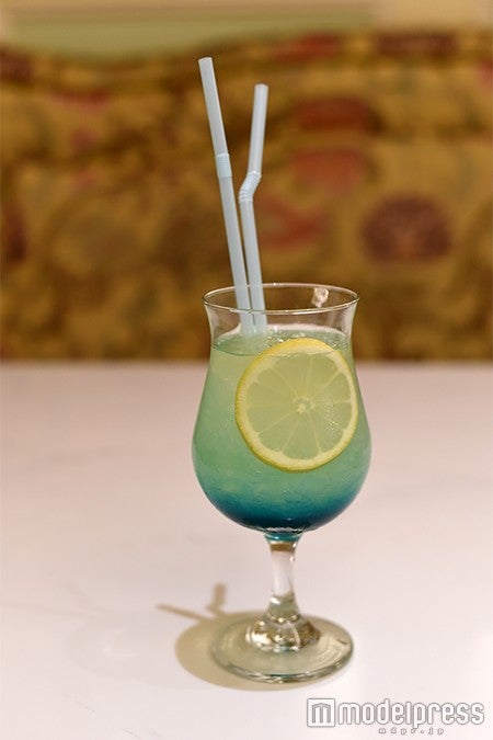 エルサをイメージしたドリンク（C）モデルプレス