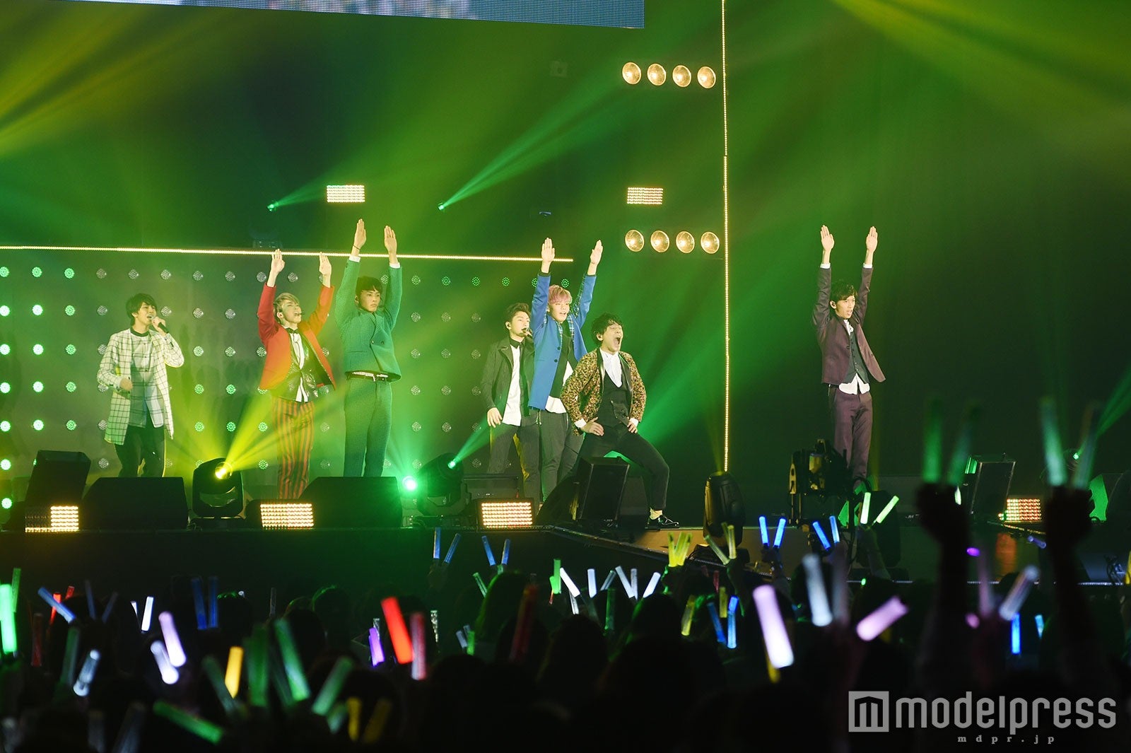 超特急、インパクト抜群「バッタマン」、大人な新境地「Yell」に観客熱狂 会場が7色に染まる