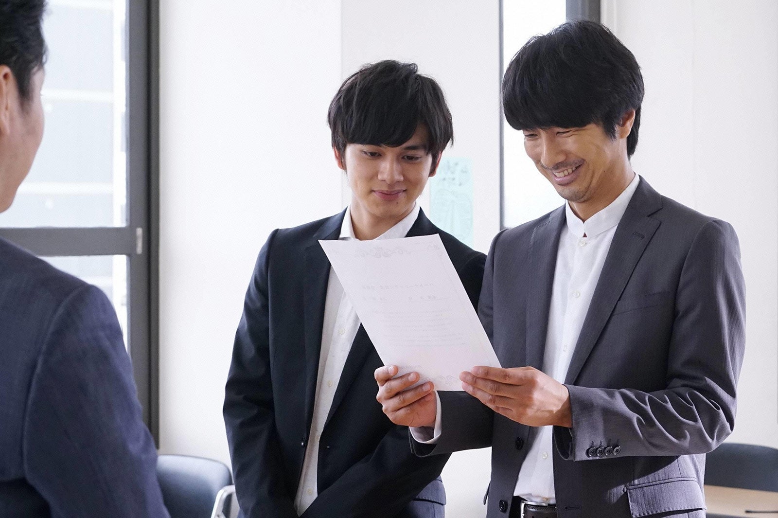 北村匠海、眞島秀和／「隣の家族は青く見える」最終話より（C）フジテレビ