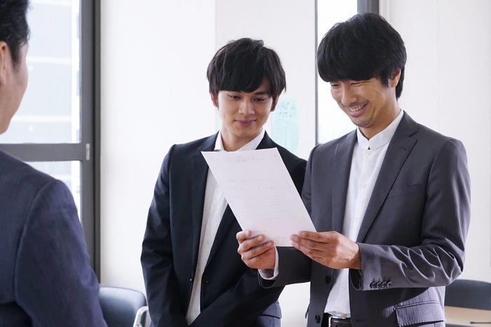 北村匠海、眞島秀和/「隣の家族は青く見える」最終話より(C)フジテレビ