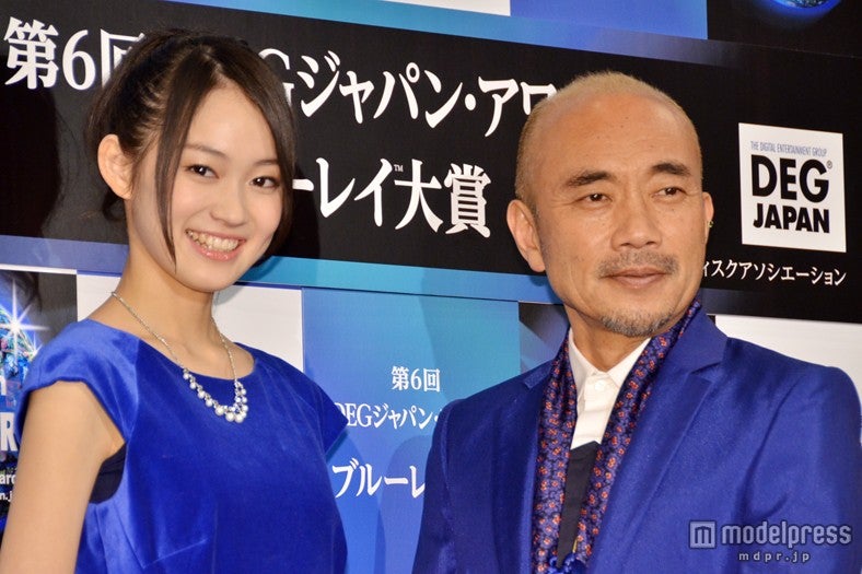 吉本実憂（左）と竹中直人（右）