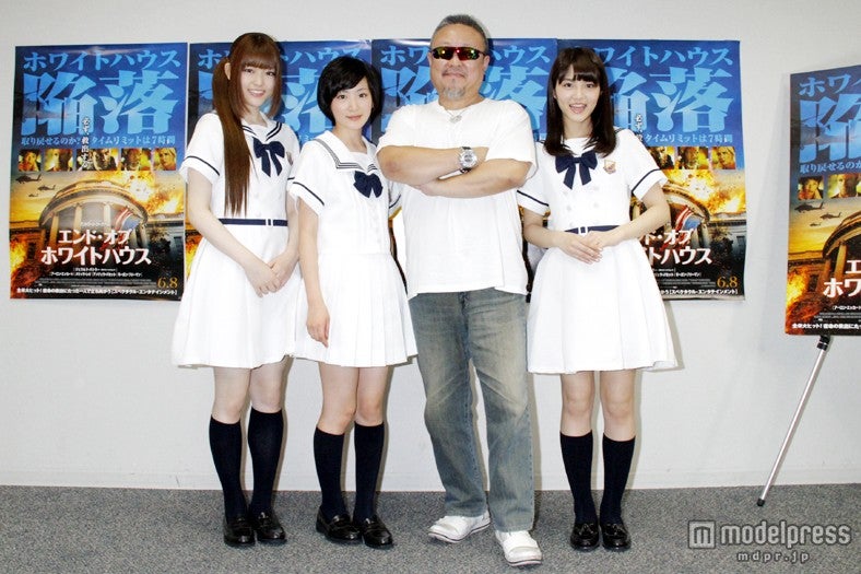 左から松村沙友理、生駒里奈、テレンス・リー氏、若月佑美