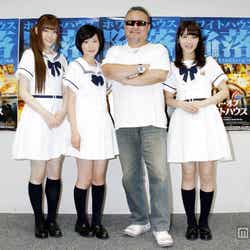 左から松村沙友理、生駒里奈、テレンス・リー氏、若月佑美