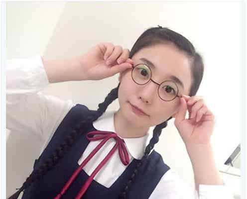 おのののか、丸メガネ×お下げ髪の“女学生”姿にファン歓喜「似合いすぎてる」