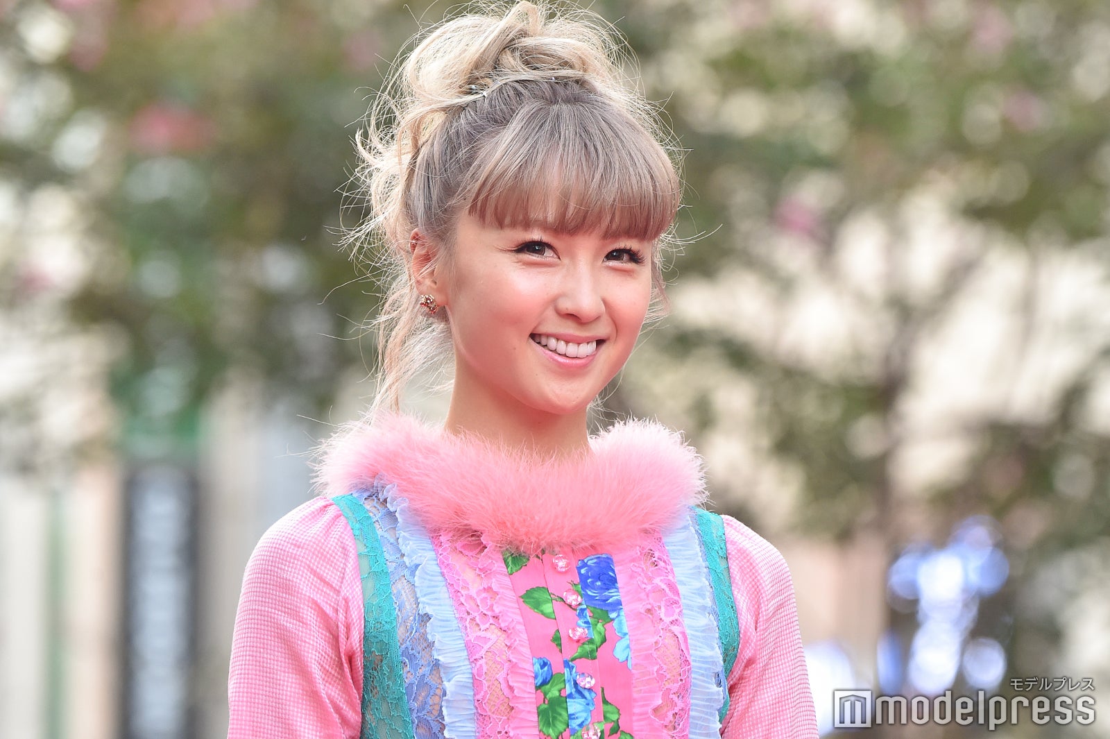 Dream Ami、らしさ全開“華やかスタイル” 渋谷のド真ん中でランウェイ