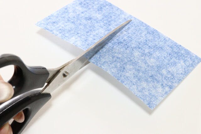 ダイソーの水だけで汚れを落とすコンロシートははさみでカットできる