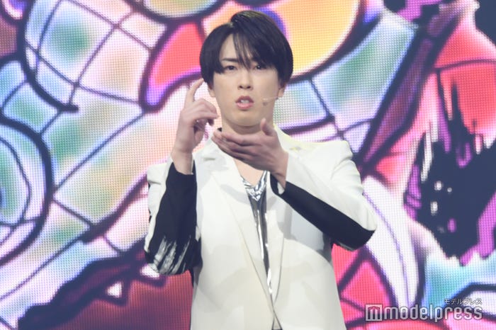 盆踊りの振付をやってくれなかったカメラマンの真似をする宮舘涼太(C)モデルプレス