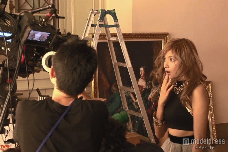 カメラにむかいポーズを決めるローラ