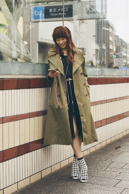 カーキのトレンチコート（C）TOPLOG