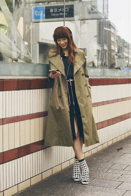 カーキのトレンチコート(C)TOPLOG