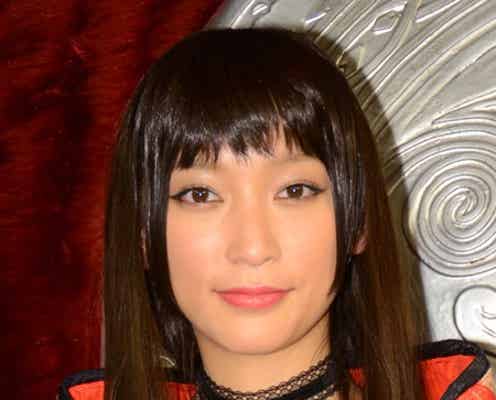 杏、胸元ざっくり妖艶衣装で登場 “漫画体型”目指し筋トレ
