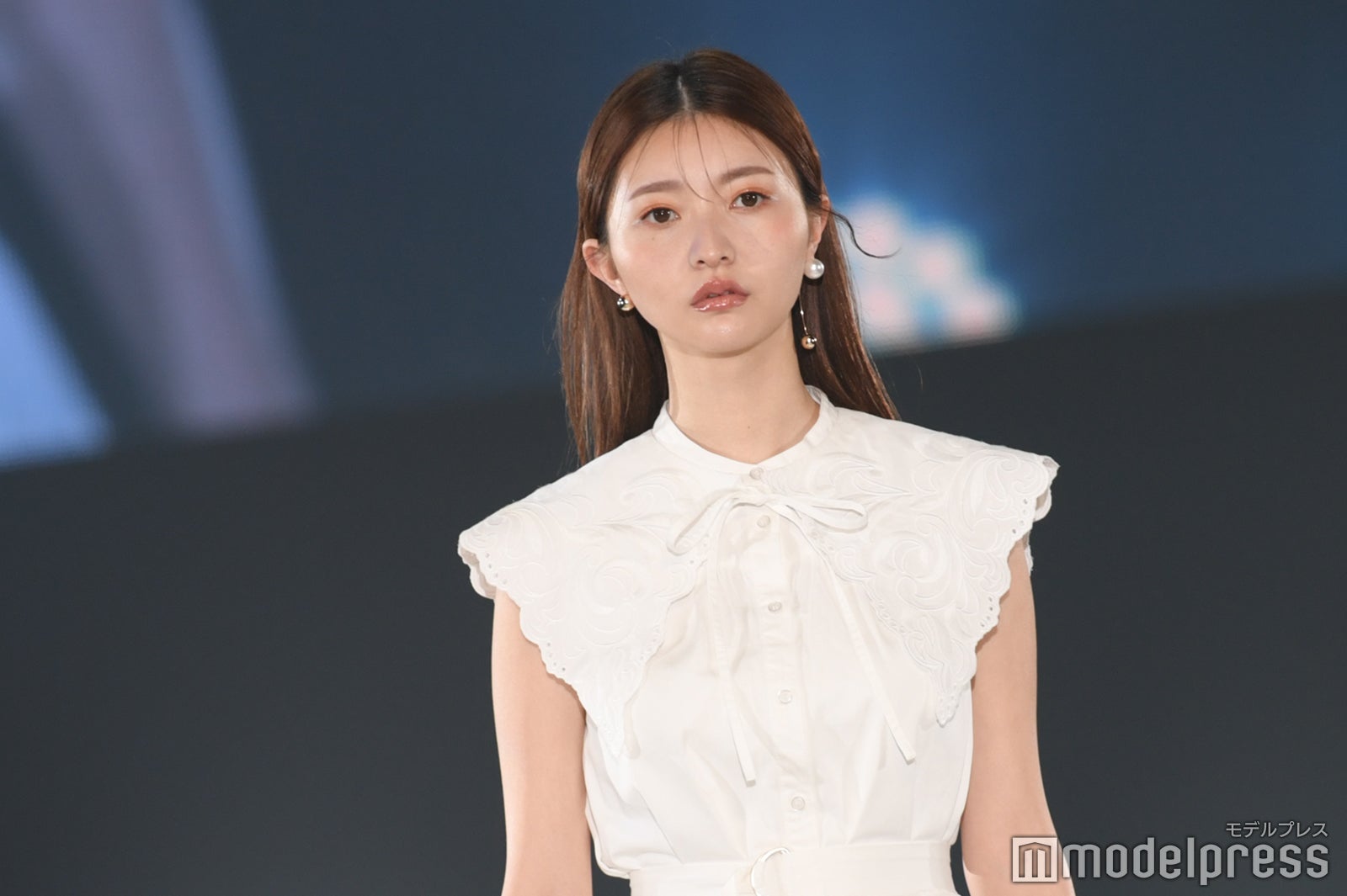 ウーバーイーツ配達員の社長令嬢・橋本萌花、素肌輝くノースリミニ丈ワンピで魅了＜札幌コレクション 2022 S／S＞