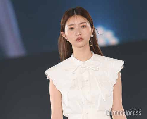 ウーバーイーツ配達員の社長令嬢・橋本萌花、素肌輝くノースリミニ丈ワンピで魅了<札幌コレクション 2022 S/S>